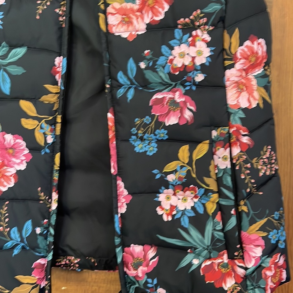 Loft puffy vest black floral size medium - Picture 2 of 4